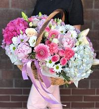 Цветочная композиция из Розы, Хризантемы, Пионы и Лизиантусы в корзине в Аскизе